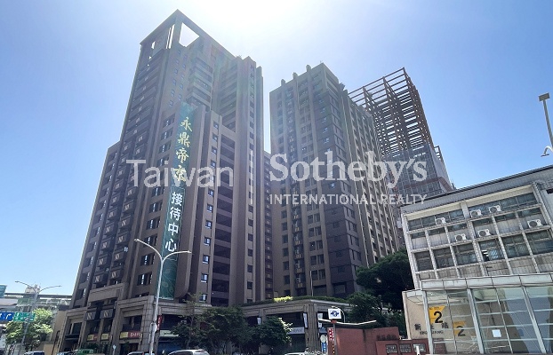 永鼎帝京層河景樓中樓C棟建物外觀